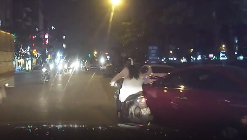 Ô tô chuyển làn không xi-nhan, đốn ngã cô gái đi xe máy