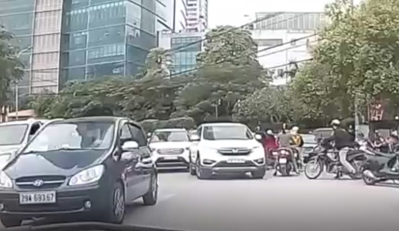 Thản nhiên đỗ xe giữa đường như ở nhà