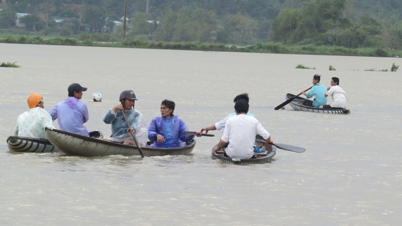 Xe chết máy, vợ bị nước cuốn mất tích trước mắt chồng