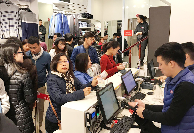 Hà Nội tắc nghẽn toàn tập vì Black Friday