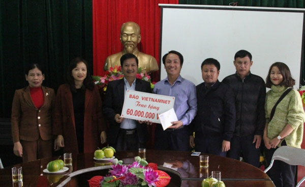 Báo VietNamNet hỗ trợ 60 triệu đồng cho trường tiểu học gặp khó khăn