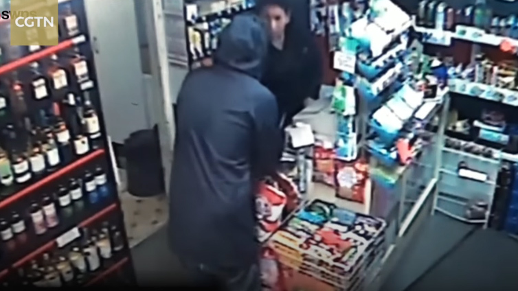 Nữ thu ngân rút dao đối mặt tên cướp