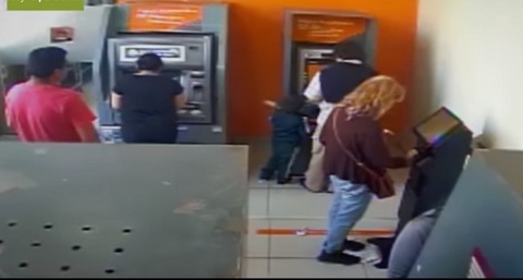 Cậu bé 4 tuổi ra tay cướp tiền ngay tại cây ATM