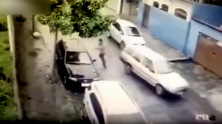 10 clip 'nóng': Cướp ô tô ngồi vào ghế lái bị chủ xe bắn gục