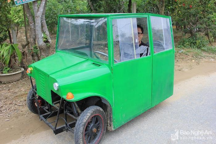 Người đàn ông chế 'ô tô mi ni' từ xe đạp điện để chở con đi học