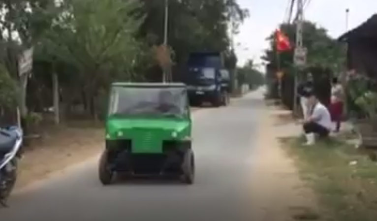 Người đàn ông chế 'ô tô mi ni' từ xe đạp điện để chở con đi học