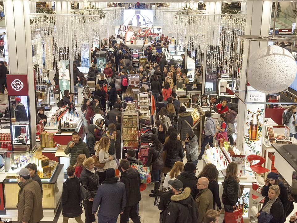 Hỗn chiến Black Friday: Trăm người tranh nhau chiếc tivi giảm giá