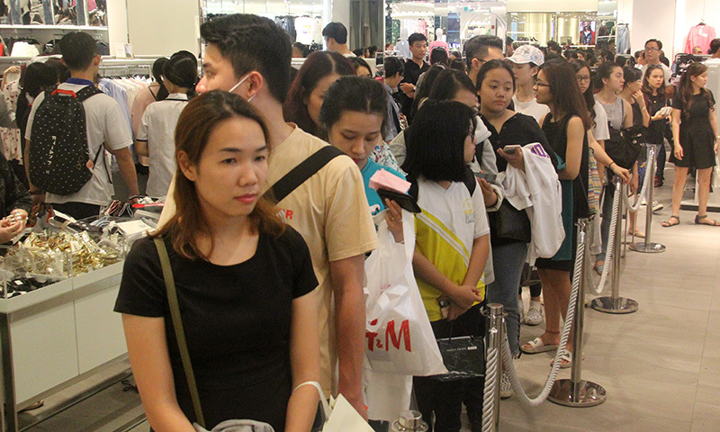 Hàng người chen chân