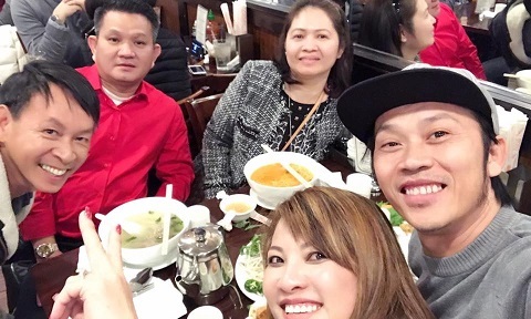 Hoài Linh khoe ảnh họp lớp sau 30 năm