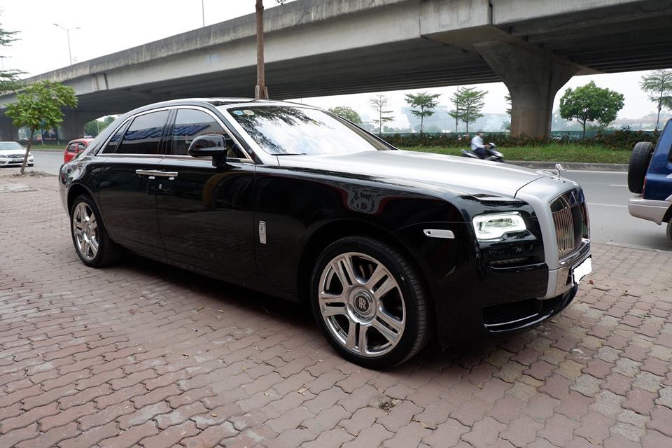 Rolls Royce Ghost 30 tỷ rao bán trên vỉa hè Hà Nội