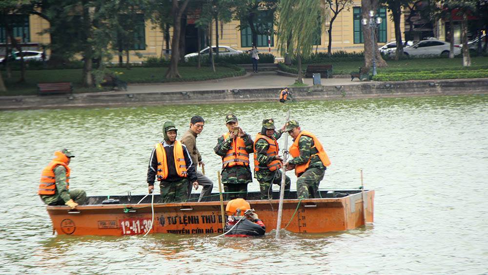 Người nhái lặn ngụp dò tìm bom mìn ở hồ Hoàn Kiếm