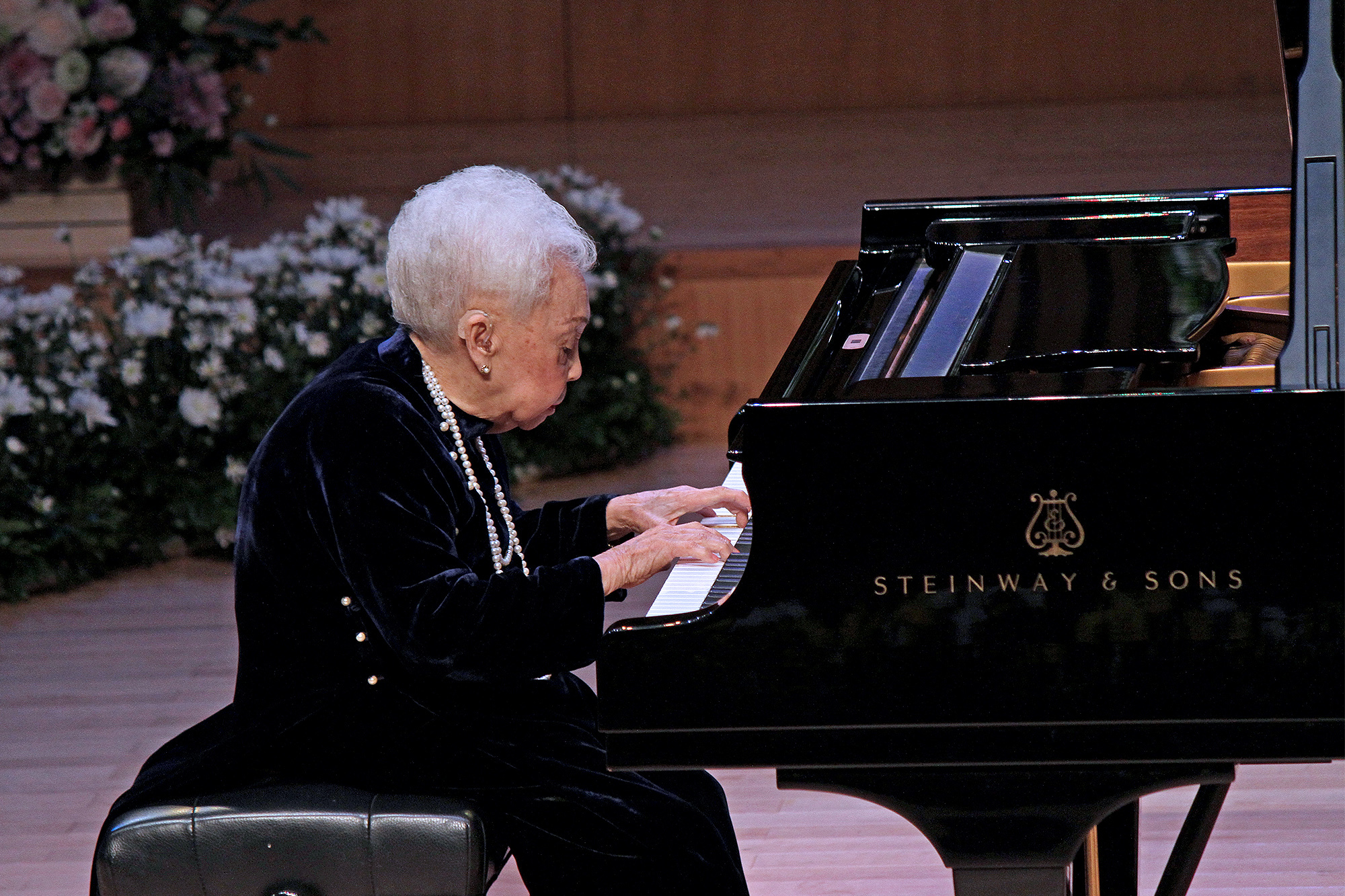 Nghệ sĩ Đặng Thái Sơn gây bất ngờ trong đêm nhạc vinh danh mẹ