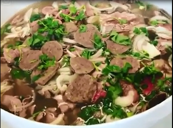 Thử thách “tô phở bự” gây sốt trên mạng xã hội phương Tây