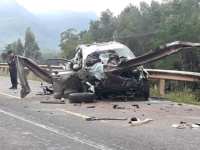 Thanh chắn xuyên dọc xe, 2 người chết