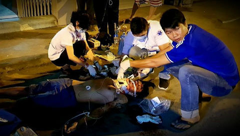 Bác sĩ cấp cứu bệnh nhân ngay giữa đường