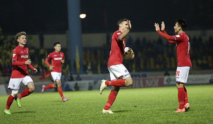 Than Quảng Ninh 3-2 Hà Nội: Dyachenko lập hat-trick