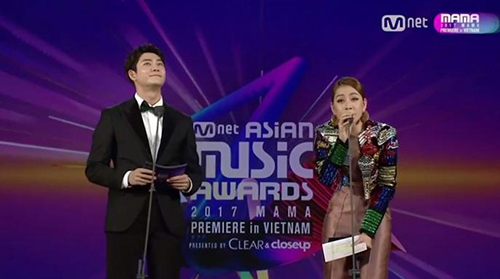 Khán giả phản đối, Chi Pu vẫn hát ở MAMA 2017