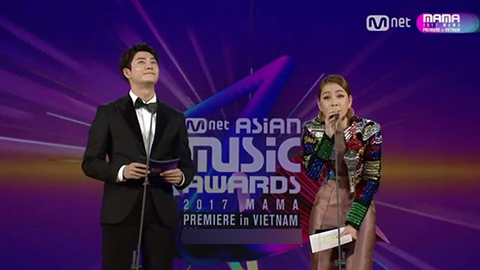 Khán giả phản đối, Chi Pu vẫn hát live bất chấp