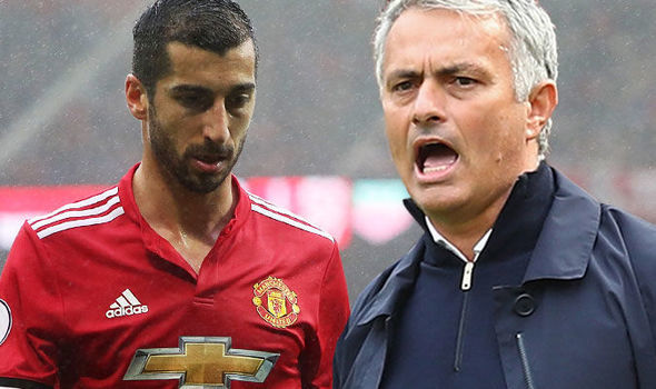 Mourinho phạt nặng Mkhitaryan, Ozil bơi trong tiền