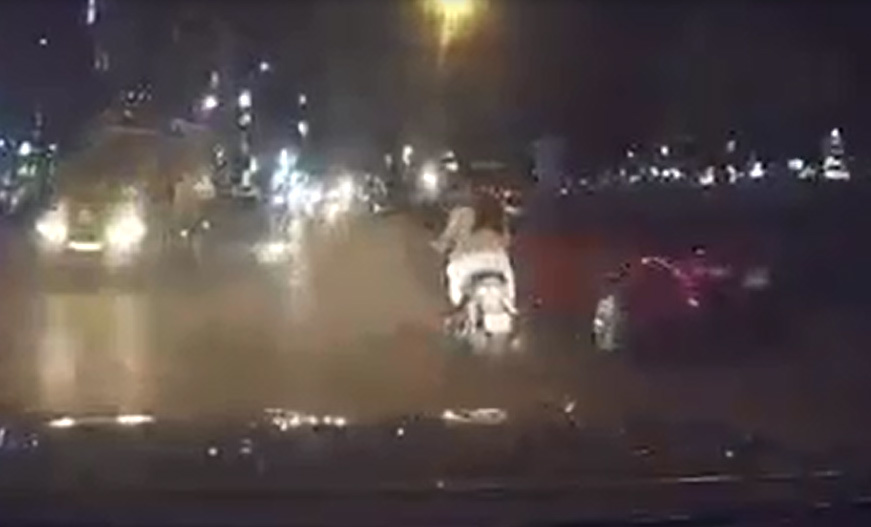 Một cú lắc tay lái khiến hai người khốn đốn, còn dân mạng tranh luận tìm lời giải