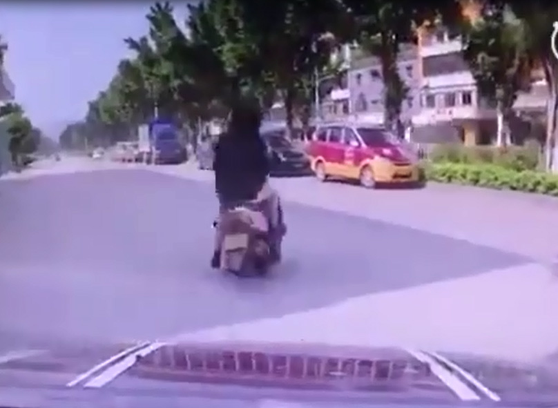 Bị xe máy tạt đầu, ô tô truy đuổi quyết liệt, trả thù nguy hiểm