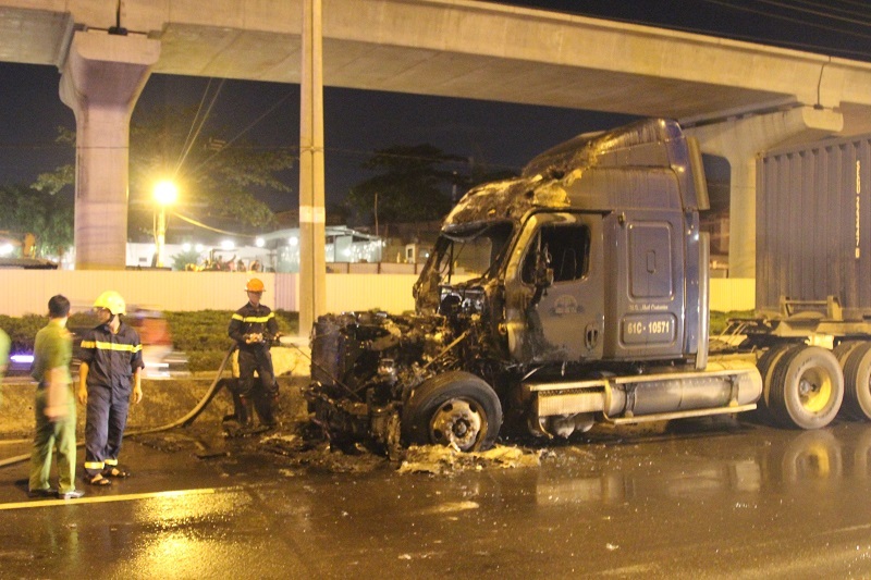 Xe container cháy ngùn ngụt, tài xế đạp tung cabin thoát thân