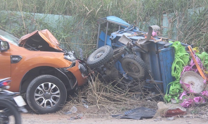 Ô tô bán tải đâm nát xe ba gác, 1 người thiệt mạng