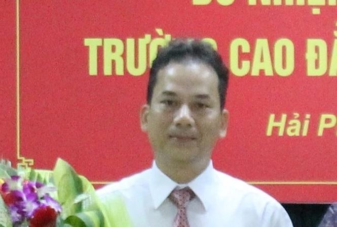 Hiệu phó trường cao đẳng cầm đầu đường dây làm bằng giả
