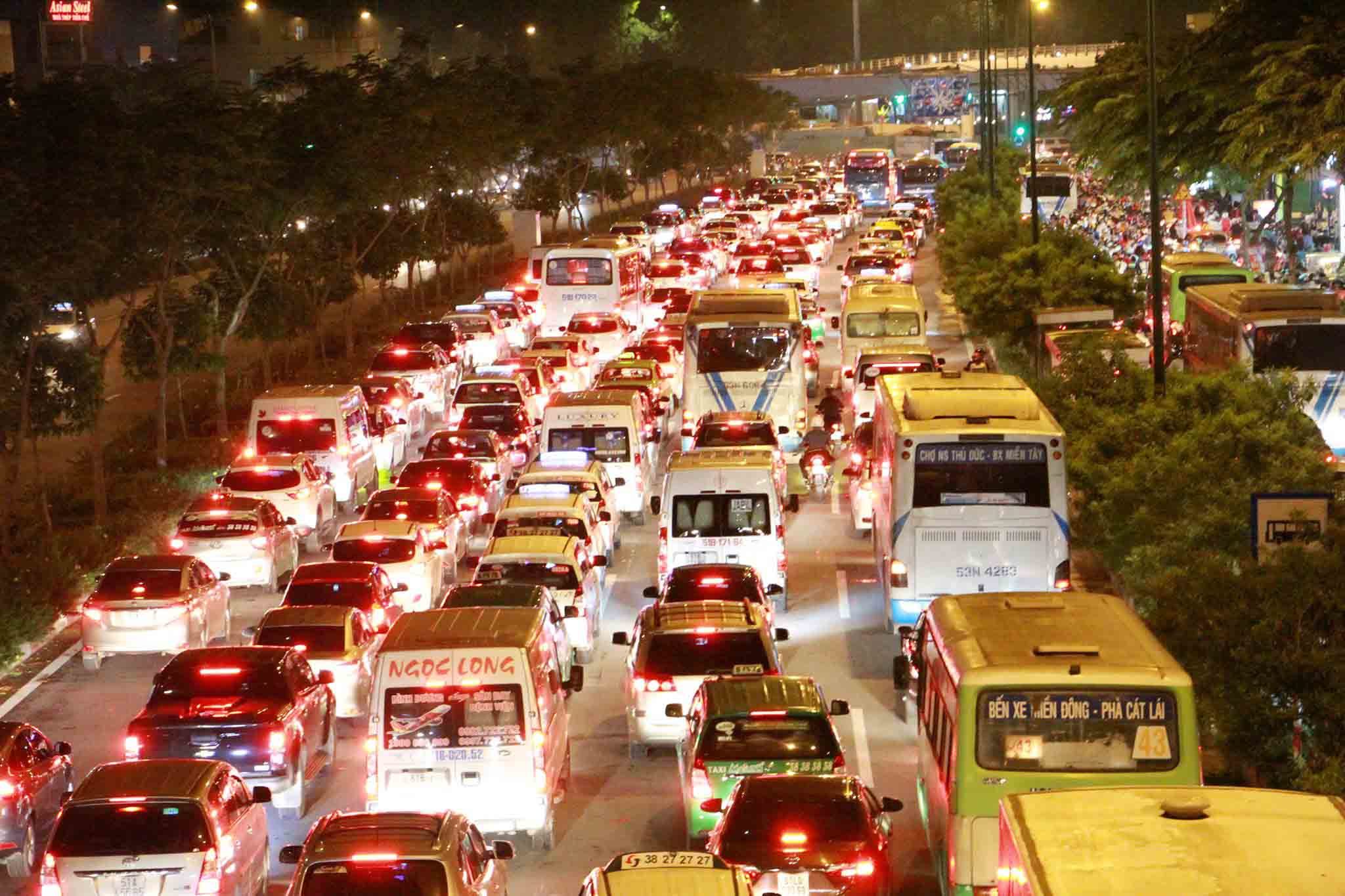 Ngàn phương tiện kẹt cứng trên con đường đẹp nhất Sài Gòn