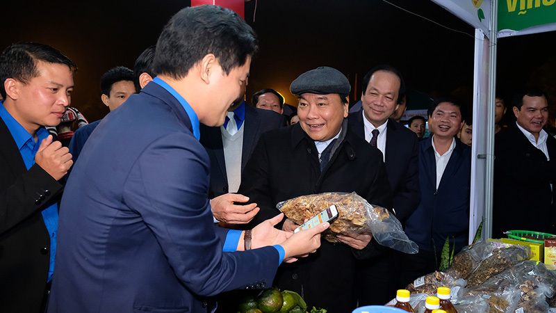 Thủ tướng tham quan các sản phẩm đặc trưng của Hà Giang