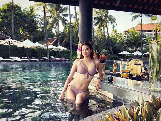 Phạm Hương 'đốt mắt' khán giả bằng bikini bên bể bơi