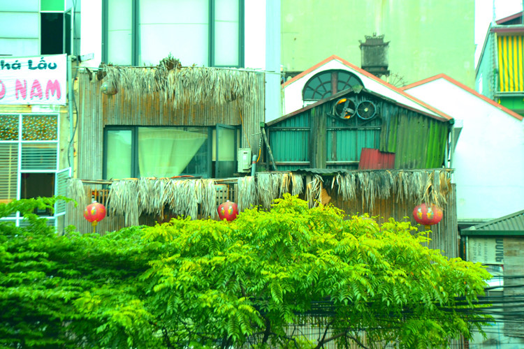 Những ngôi nhà kì dị trên đường “đắt nhất hành tinh” ở Hà Nội