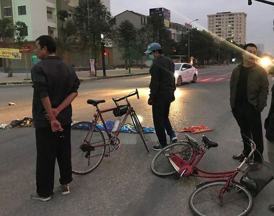 Xe tải tông cụ ông đi tập thể dục văng xa 5m rồi tháo chạy