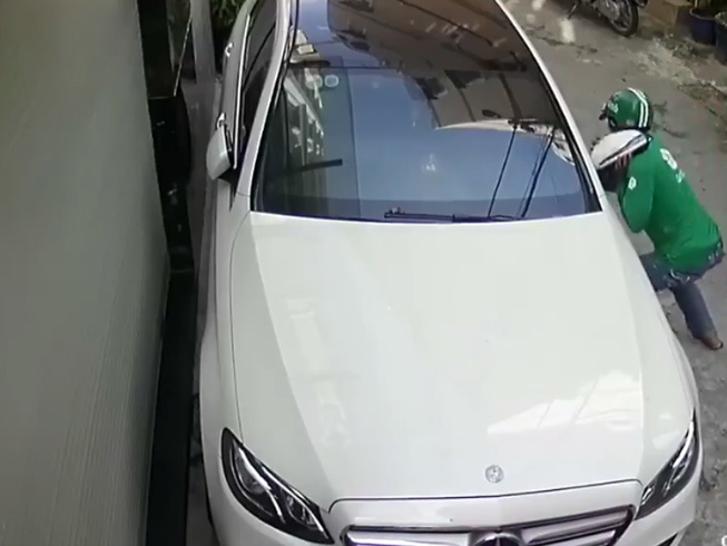 Thanh niên mặc áo GrabBike bẻ gương ô tô