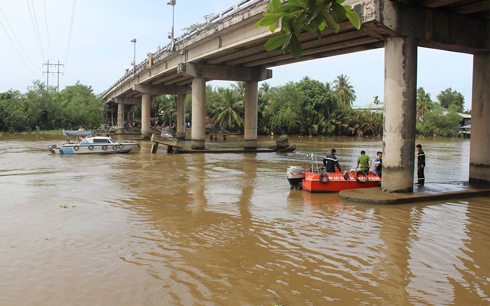 Sà lan trăm tấn bị chìm, vợ chồng tài công mất tích