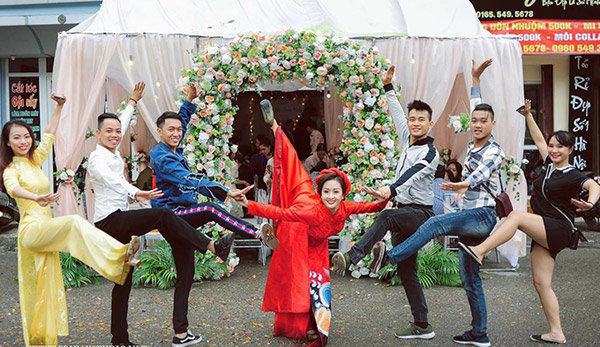Cô dâu xinh đẹp tạo dáng “bá đạo” trong ngày ăn hỏi