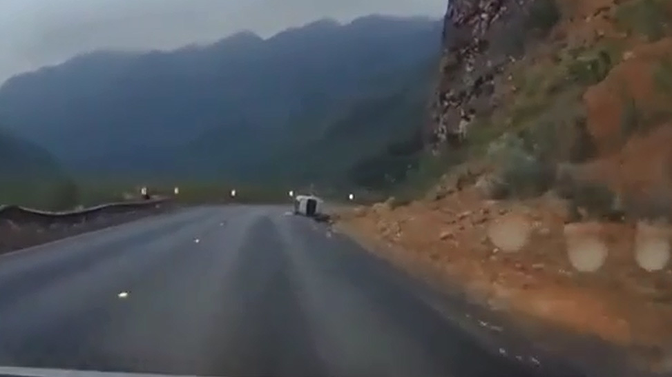 Đổ đèo tốc độ cao, ô tô lật nghiêng giữa đường