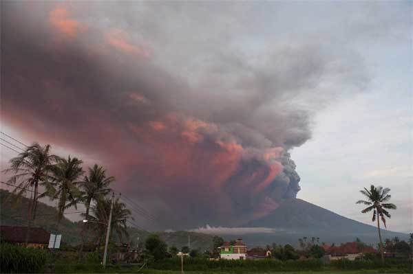 Hàng chục nghìn người khốn khổ vì núi lửa Bali phun