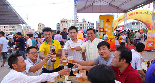 Thưởng thức bia miễn phí trong Ngày hội Bia Hà Nội