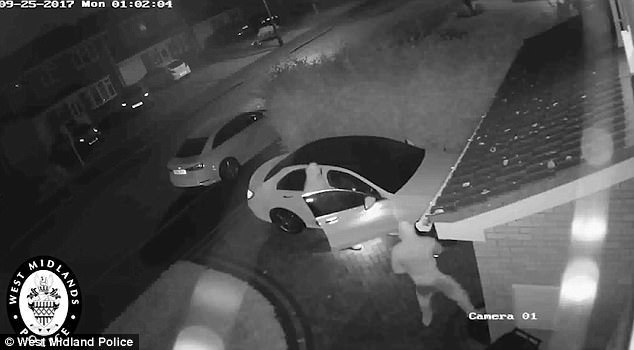 Video kẻ trộm mở khóa xe sang chỉ trong tích tắc