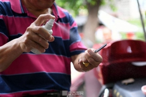 Rùng mình trước tục 'cạo mắt' của người Trung Quốc