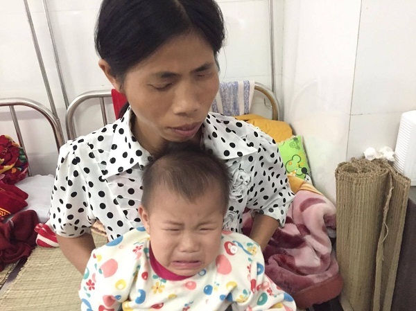 Cha mẹ mù lòa, con thơ bỏng nặng khóc ngằn ngặt