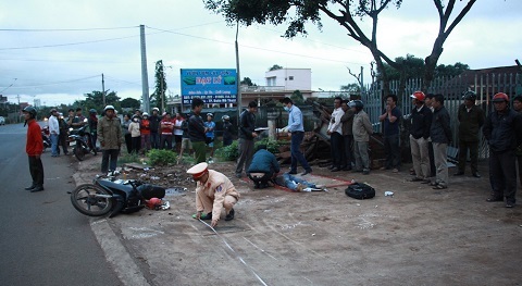 2 thanh niên ngã xe chết bên đường lúc rạng sáng