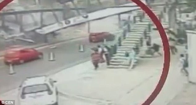 xe tải đâm sập cầu vượt