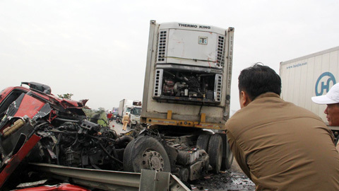 Hàng loạt xe ô tô gặp nạn ở đường tránh Vinh