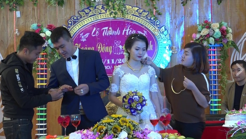 Hai họ chen chúc tặng vàng trong đám cưới ở Thanh Hóa