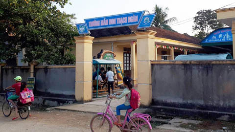 Tạm đình chỉ hiệu trưởng có 'trẻ mầm non ăn bún luộc'