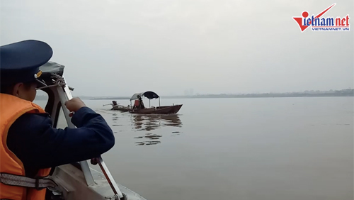 Trục vớt bom dưới chân cầu Long Biên