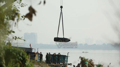 Đưa quả bom từ chân cầu Long Biên về quân cảng