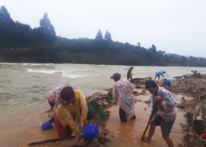 Đãi vàng trái phép ở Quảng Nam